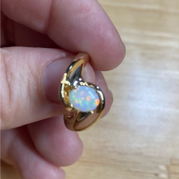 14 karat Yellow Gold and Australian Opal Ring - Picture 8 of 13